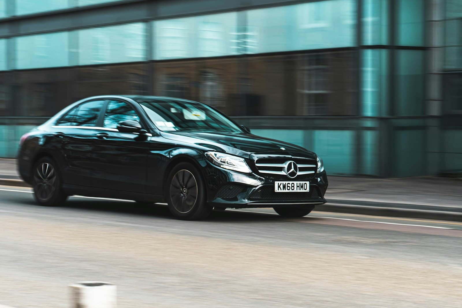 Zwarte Mercedes taxi in beweging door een stad in Vlaanderen