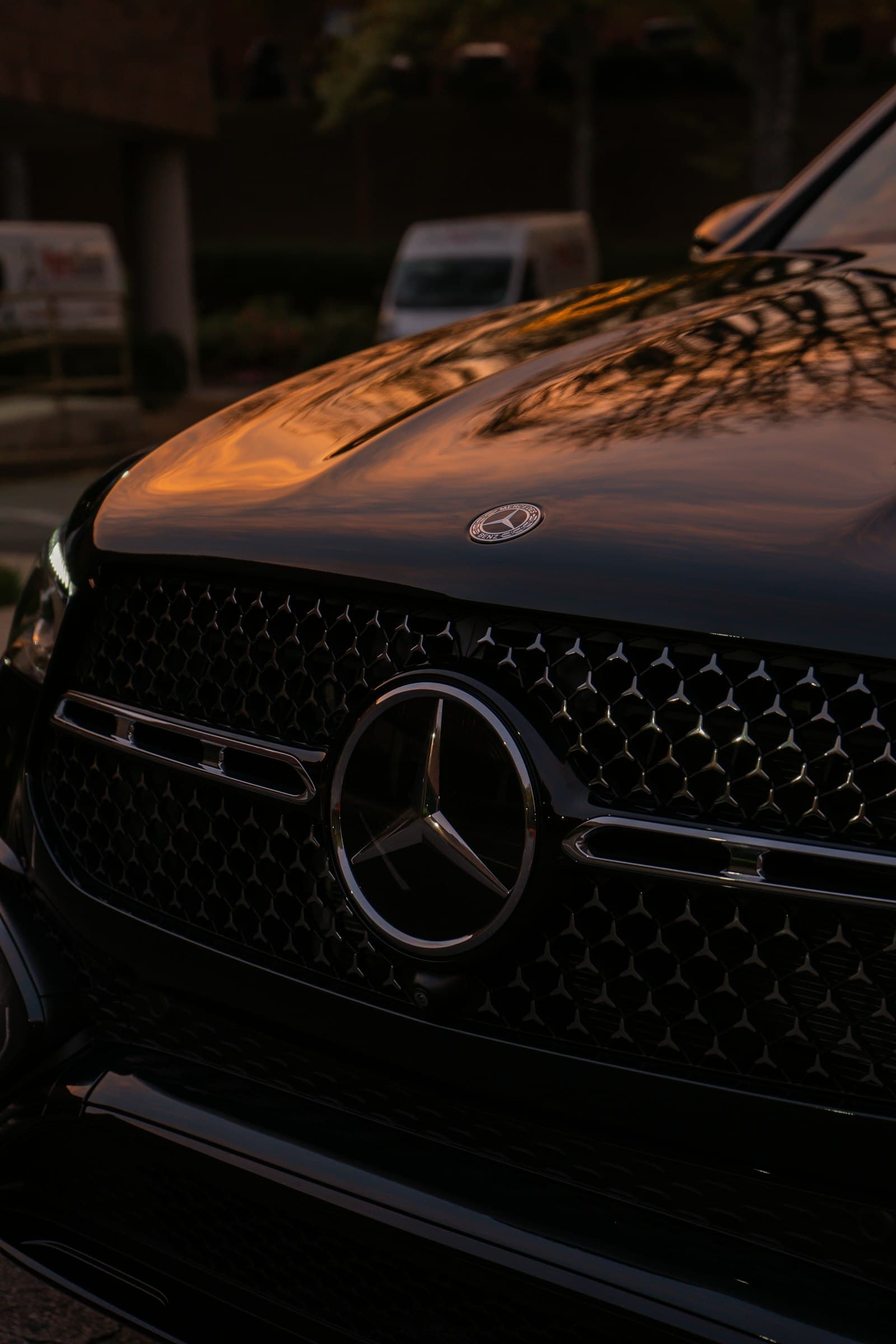 Close-up van de Mercedes-grille bij zonsondergang