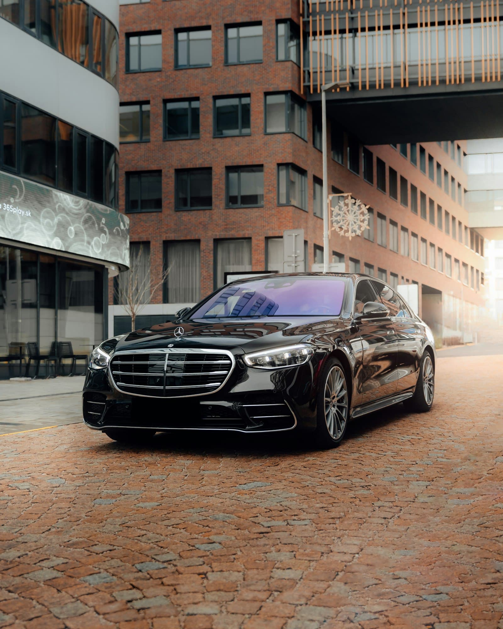 Mercedes S-Klasse taxi op kasseien